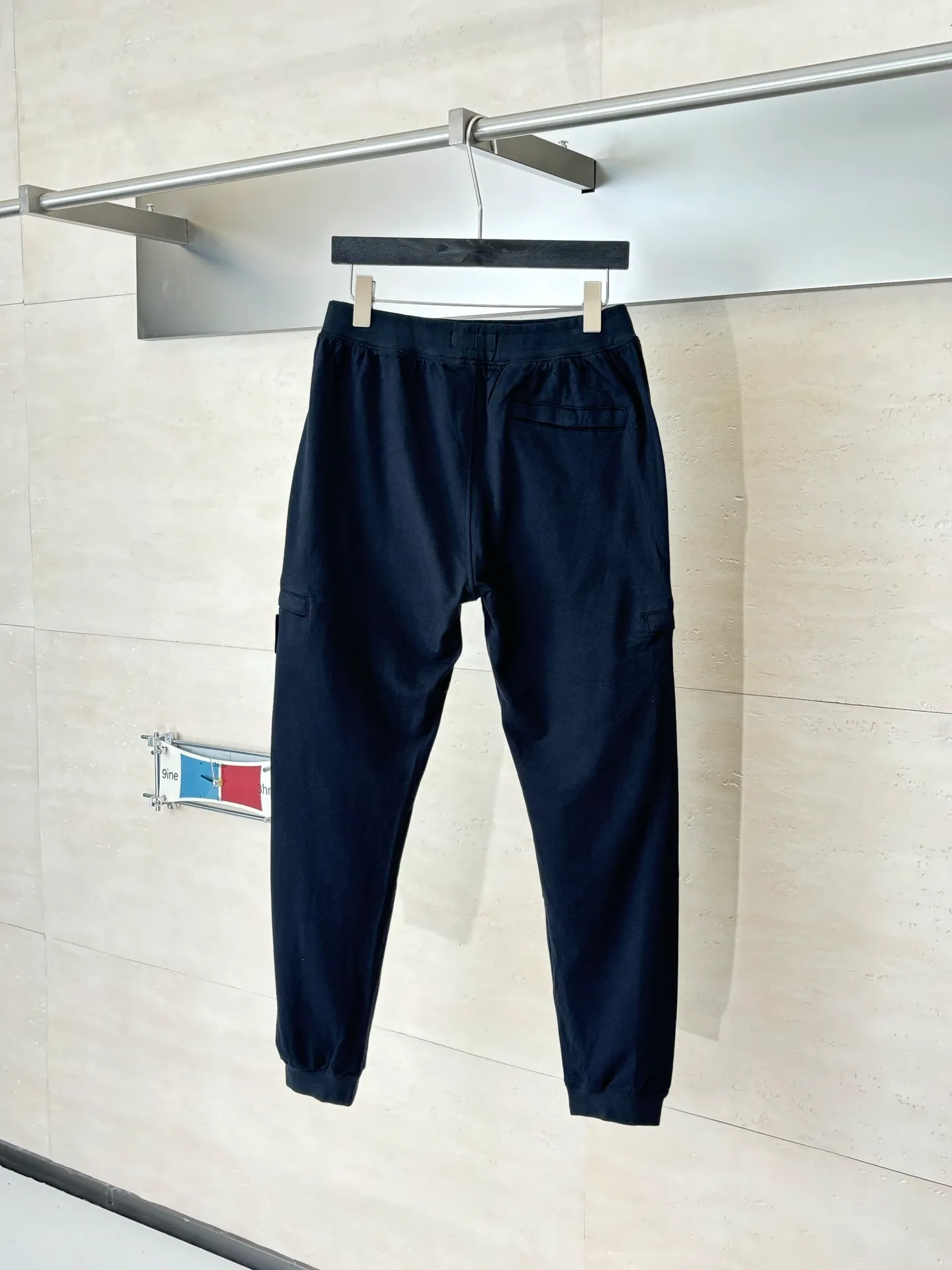 P410 STONE ISLAN*/Stone Island 25FW new organic cotton elastic waist brushed plus velvet sweatpants. Elastic waistband, equipped with invisible drawstring, easy to adjust the size of the pants. Standing hand pockets and back snap patch pocket design. There is a removable ST green badge on the outer seam. The trouser legs are elastic cuffs. The loose fit is nice and casual, and the fabric is comfortable and soft.  Size：S/M/L/XL